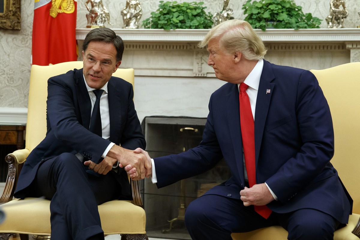 ARCHIV - 18.07.2019, USA, Washington: Donald Trump (r), Pr�sident der USA, sch�ttelt die Hand von Mark Rutte, Ministerpr�sident der Niederlande, bei einem gemeinsamen Treffen. (zu dpa: �Nato-Generalse ...