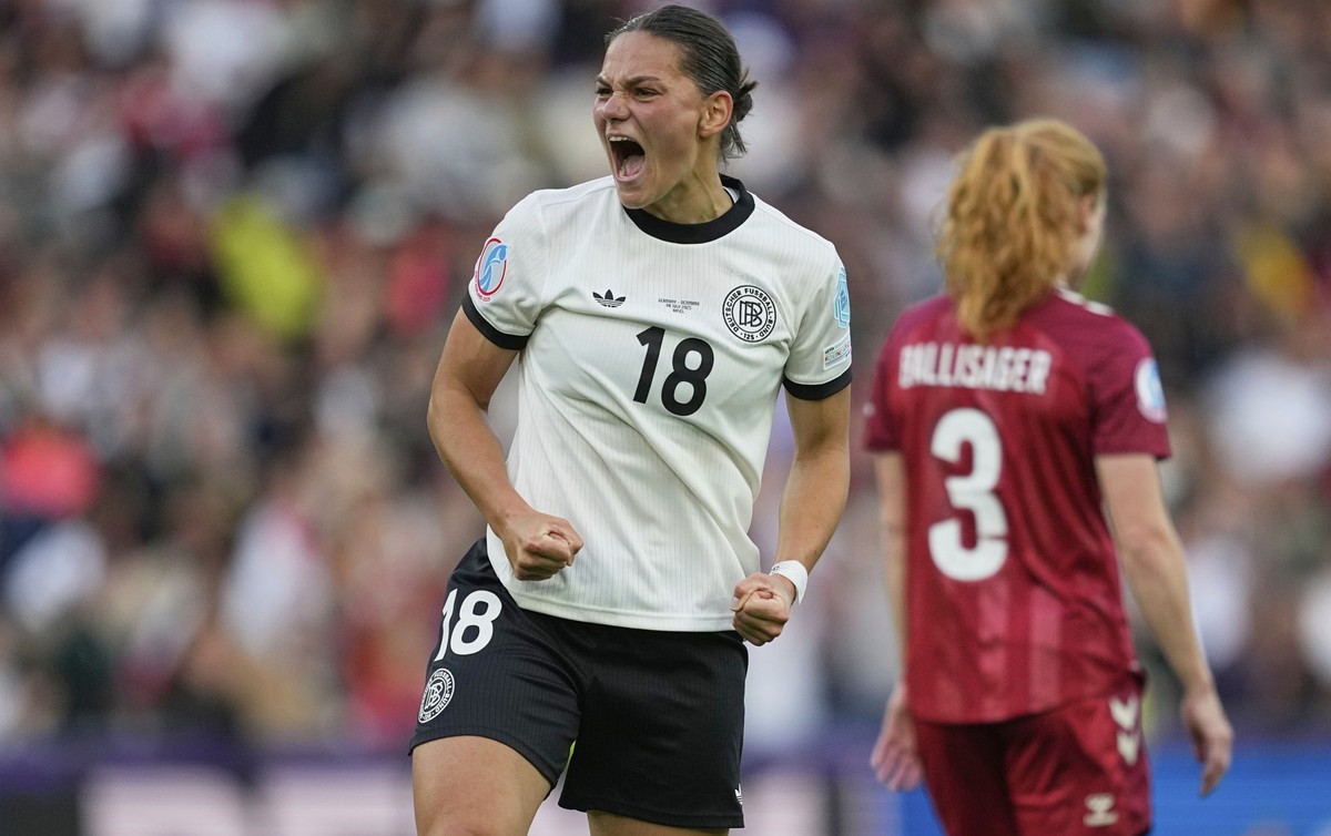Germany&#039;s Giovanna Hoffmann celebrates at the end of the Euro 2025, group C, soccer match between Germany and Denmark at St. Jakob-Park in Basel, Switzerland, Tuesday, July 8, 2025. (AP Photo/Mar ...