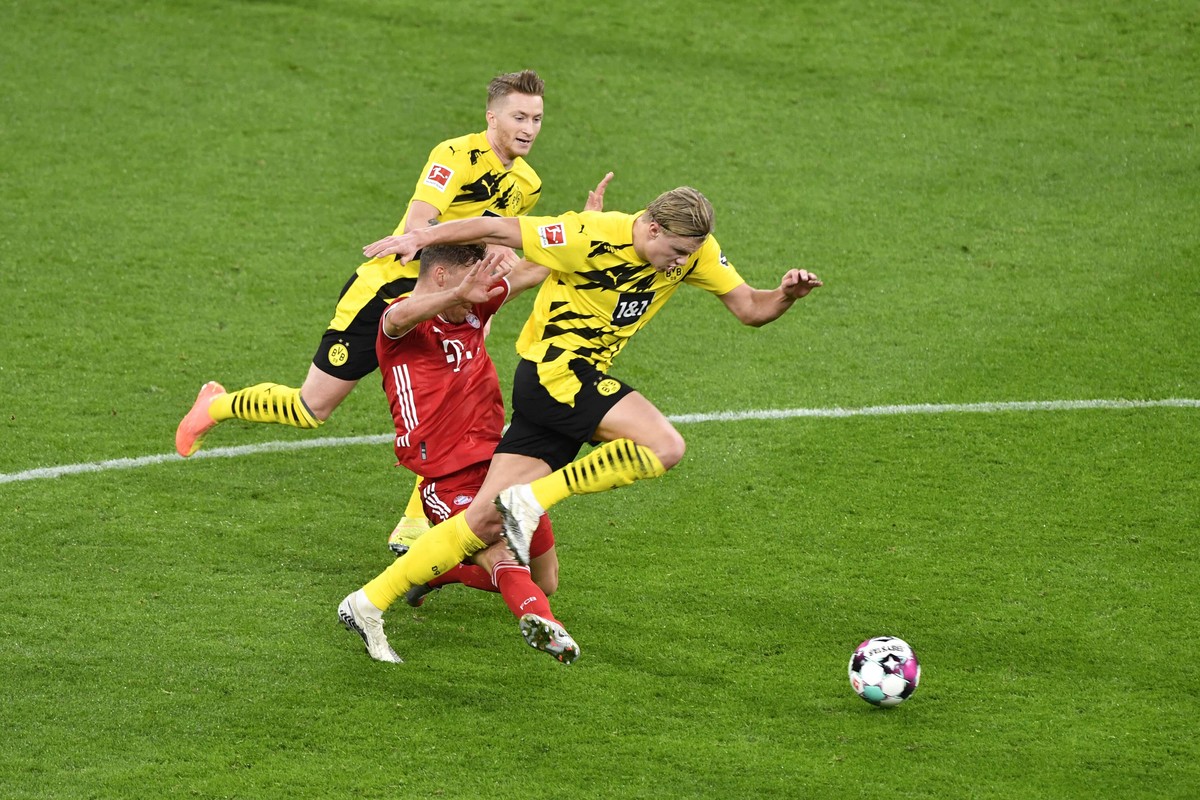 Der Moment, in dem das Knie knackste: Kimmich versucht, Haaland (r.) abzugrätschen. Der norwegische BVB-Koloss wankte zwar, aber er lief weiter.