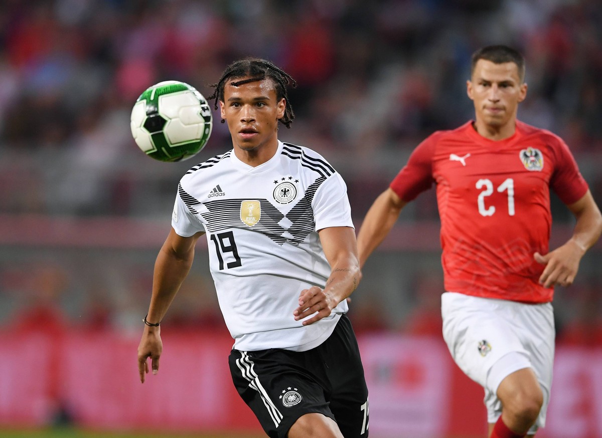 FUSSBALL INTERNATIONAL TESTSPIEL IN KLAGENFURT Oesterreich - Deutschland 02.06.2018 Leroy Sane (li, Deutschland) mit Ball; Stefan Lainer (hinten re, Oesterreich) Klagenfurt *** FOOTBALL INTERNATIONAL ...