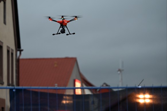 Eine Drohne überwacht die Straßen in Volkmarsen.