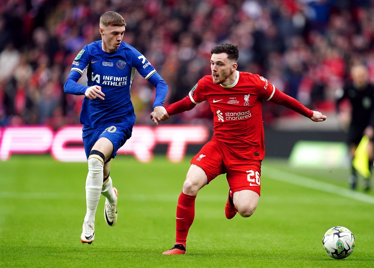 25.02.2024, Gro�britannien, London: Fu�ball: Liga-Pokal England, FC Chelsea - FC Liverpool, Finale, Wembley Stadion: Cole Palmer (l) vom FC Chelsea gegen Andrew Robertson vom FC Liverpool. Foto: Nick  ...
