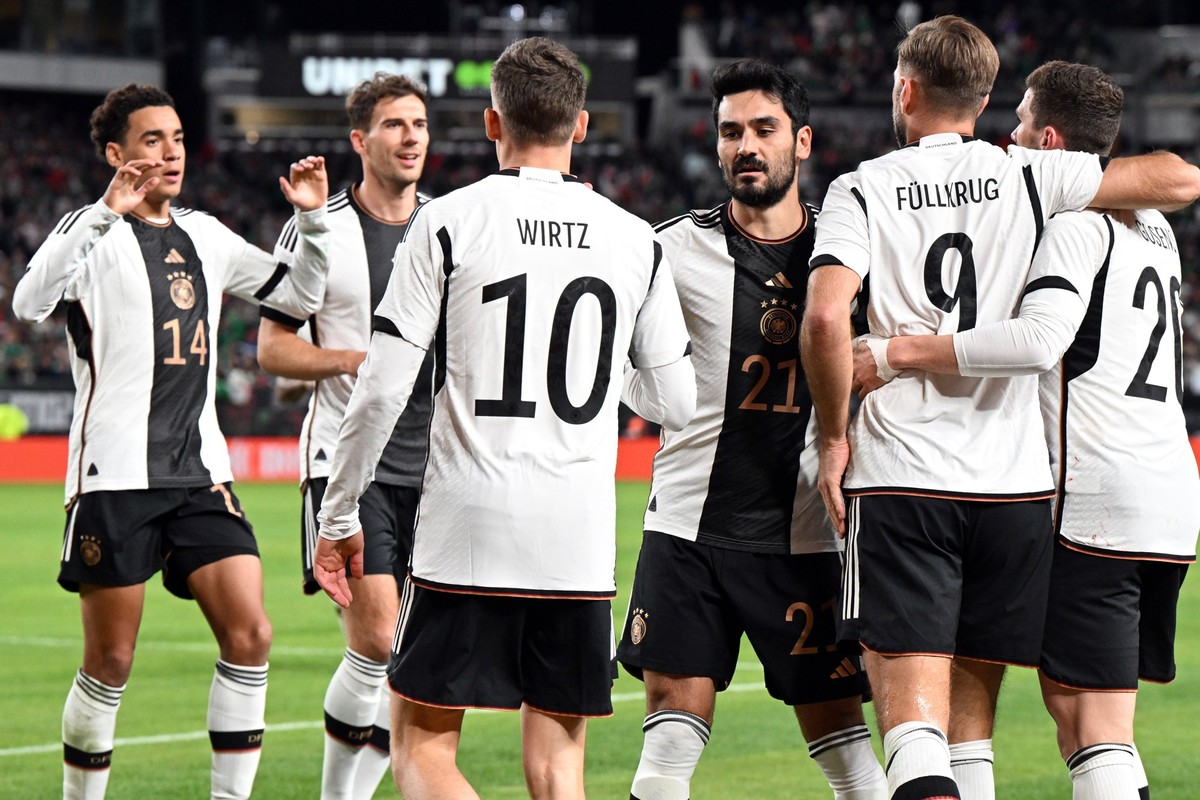 18.10.2023, USA, Philadelphia: Fußball: Länderspiele, Mexiko - Deutschland, Lincoln Financial Field. Deutschlands Niclas Füllkrug (2.v.r.) jubelt nach seinem Tor zum 2:2 mit den Teamgefährten (l-r), J ...