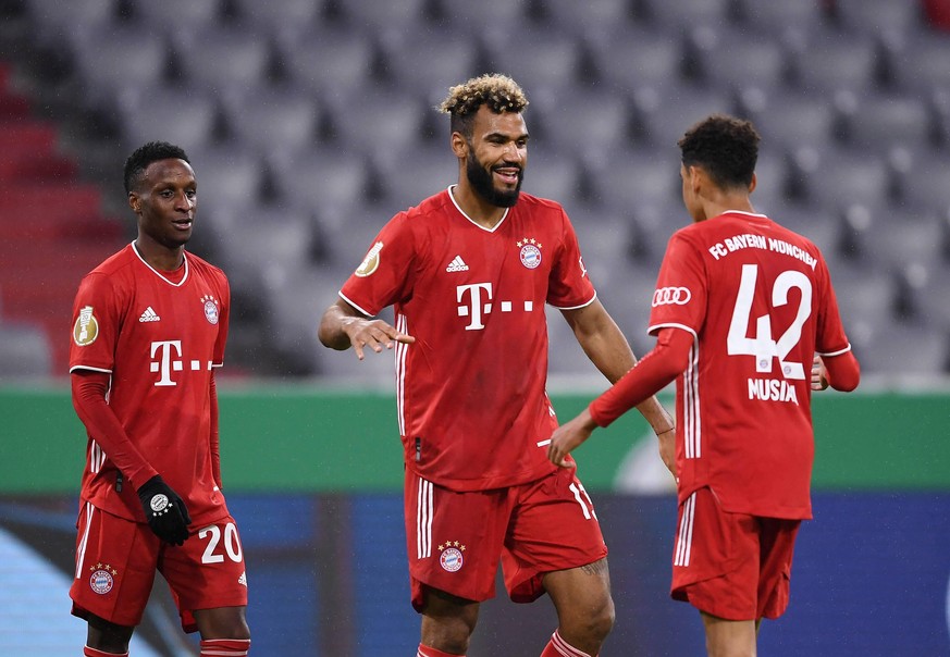 Die Bayern-Profis Bouna Sarr, Eric Maxim Choupo-Moting und Jamal Musiala (v.l.) bejubeln ein Tor gegen den 1. FC Düren. Der Rekordmeister warf den Fünftligisten in der ersten Runde aus dem DFB-Pokal ( ...