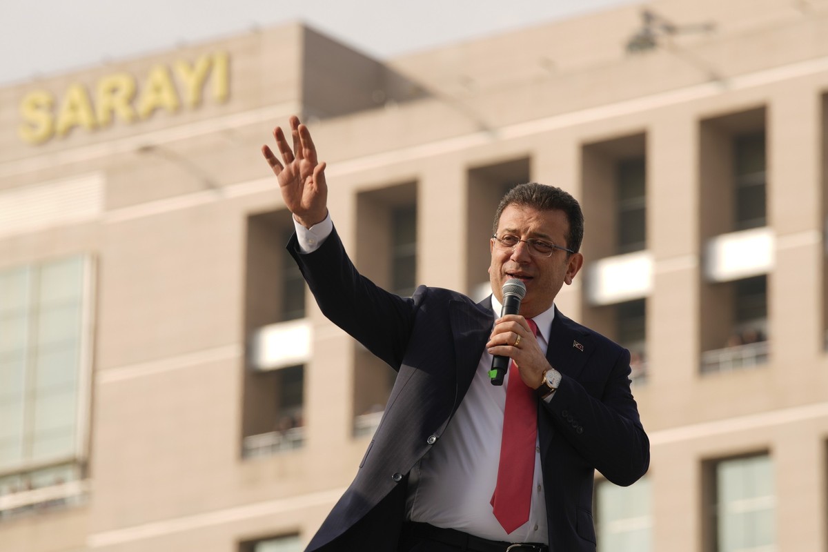 ARCHIV - 31.01.2025, Türkei, Istanbul: Istanbuls Bürgermeister Ekrem Imamoglu spricht zu seinen Anhängern vor dem Istanbuler Gerichtsgebäude. Imamoglu war am 27.Januar das zweite Mal innerhalb einer W ...
