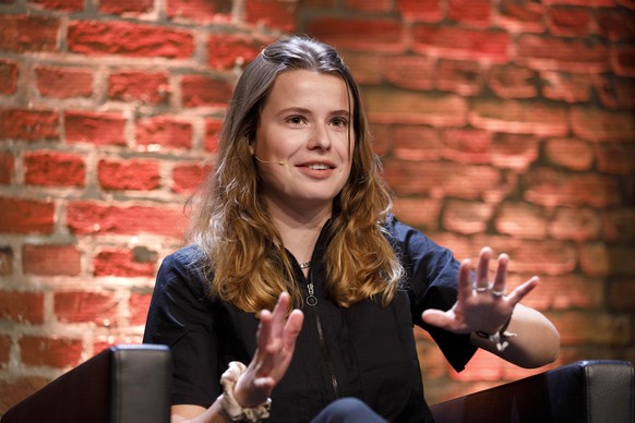 Luisa Neubauer spricht auf der phil.COLOGNE, dem internationalen Festival für Philosophie, in der Veranstaltung 'Eröffnung II: Vom Klima und unserer Zukunft.' in den Balloni Hallen. Köln, 03 ...