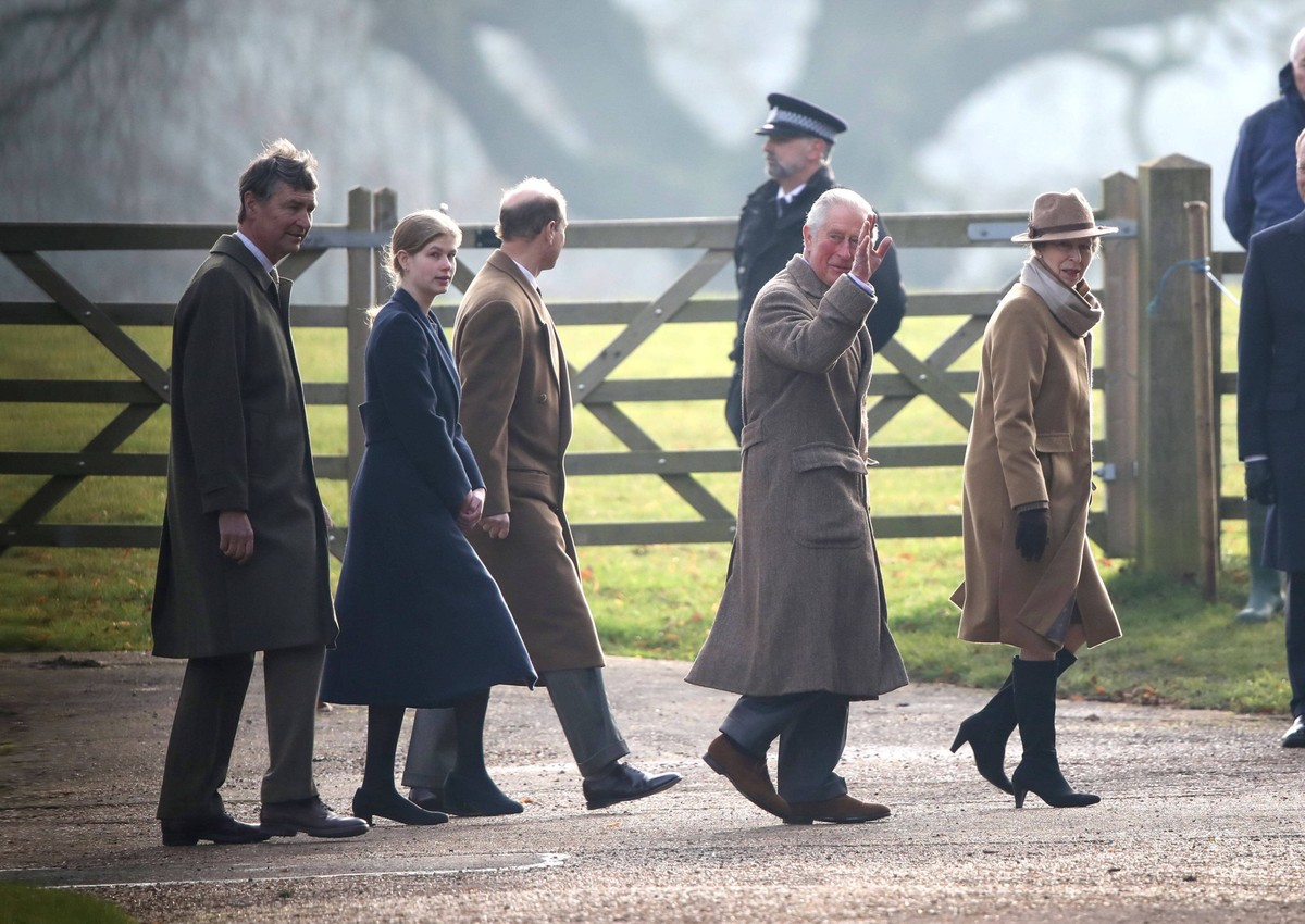 Entertainment Themen der Woche KW52 Entertainment Bilder des Tages Sir Tim Laurence, Lady Louise Windsor, Prince Andrew Earl of Wessex, Prince Charles Prince of Wales, and Princess Anne arrive at chur ...