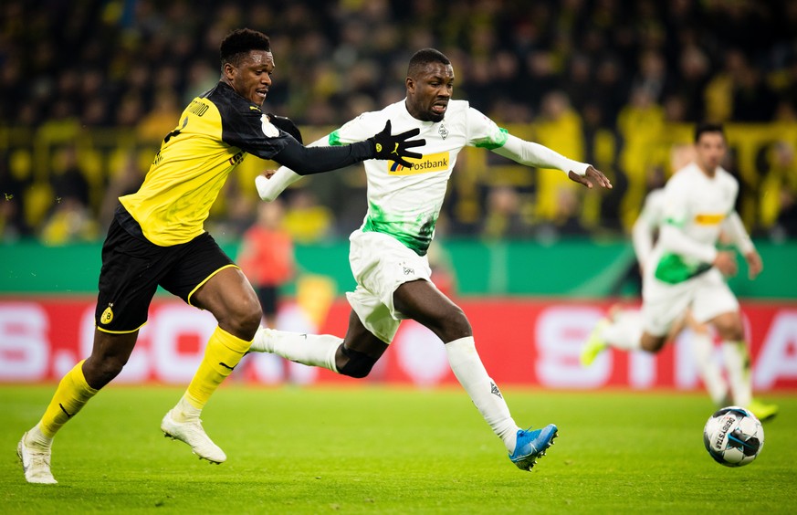 Im Hinspiel gewann der BVB mit 1:0 gegen Borussia Mönchengladbach. Von Berührungsängsten wegen des Coronavirus konnte bei Dan-Axel Zagadou (l.) und Marcus Thuram damals noch keine Rede sein.