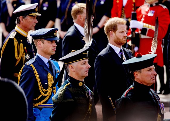 19-09-2022 England The coffin of Queen Elizabeth II is pulled past Buckingham Palace following her funeral service at Westminster Abbey in London. Prince William and Prince Harry and Peter Philips PUB ...