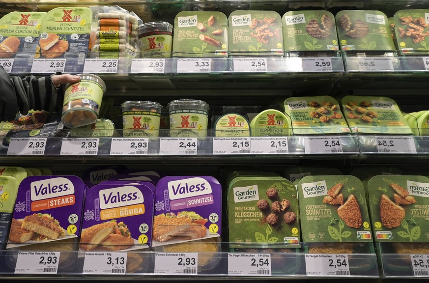 Germany, vegetarian meat taste products GERMANY, Edeka supermarket, processed vegetarian meat taste substitute products *** DEUTSCHLAND, Hamburg, Edeka Supermarkt, vegane Fleischersatzprodukte, Veggie ...