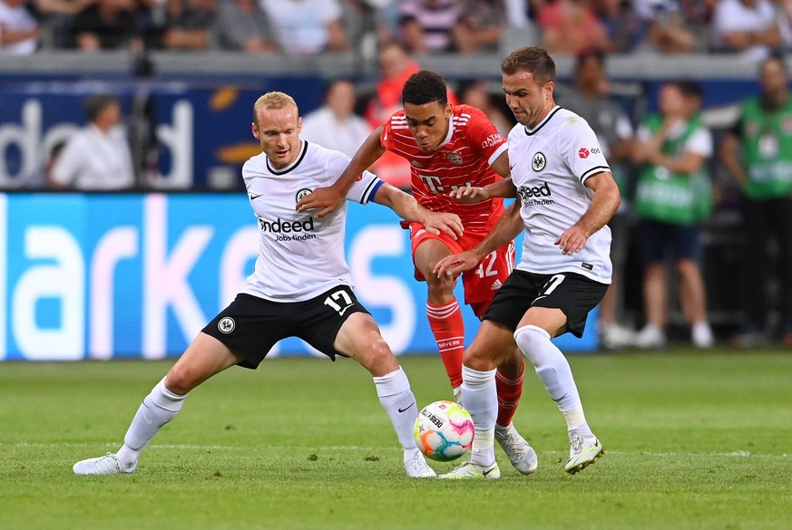 Fussball 1. Bundesliga Saison 2022/2023 1. Spieltag Eintracht Frankfurt - FC Bayern Muenchen 05.08.2022 Jamal Musiala Mitte, FC Bayern Muenchen gegen Mario Goetze re, Eintracht Frankfurt und Sebastian ...