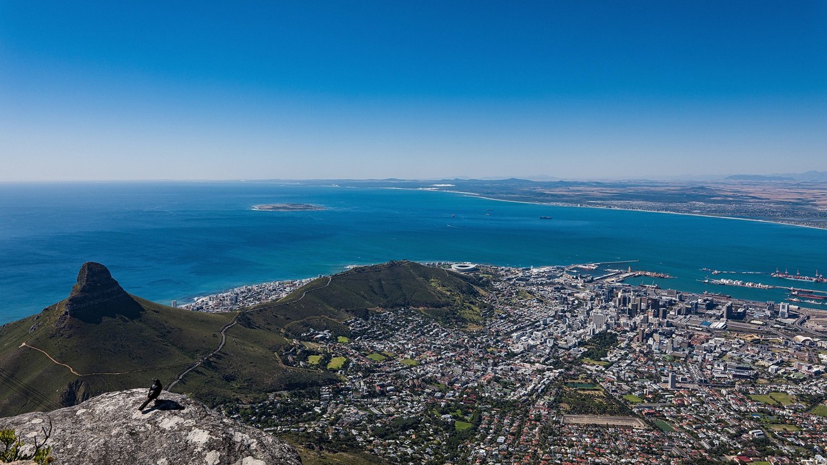 29.10.2023, xovx, Reise, Natur. Tafelberg Kapstadt Blick vom Tafelberg auf den Lions Head, Signal Hill und auf Kapstadt. Der Tafelberg liegt im Westen Kapstadts nahe dem Atlantischen Ozean. Zum Massiv ...