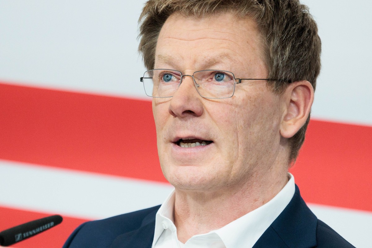 ARCHIV - 27.03.2025, Berlin: Richard Lutz, Vorsitzender des Vorstandes der Deutschen Bahn AG, spricht auf der Pressekonferenz. Die Deutschen Bahn stellt die Bilanz für 2024 vor.

Richard Lutz ist Chef ...