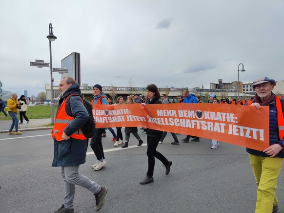 Der Protestmarsch der Letzten Generation startet in Berlin-Kreuzberg.