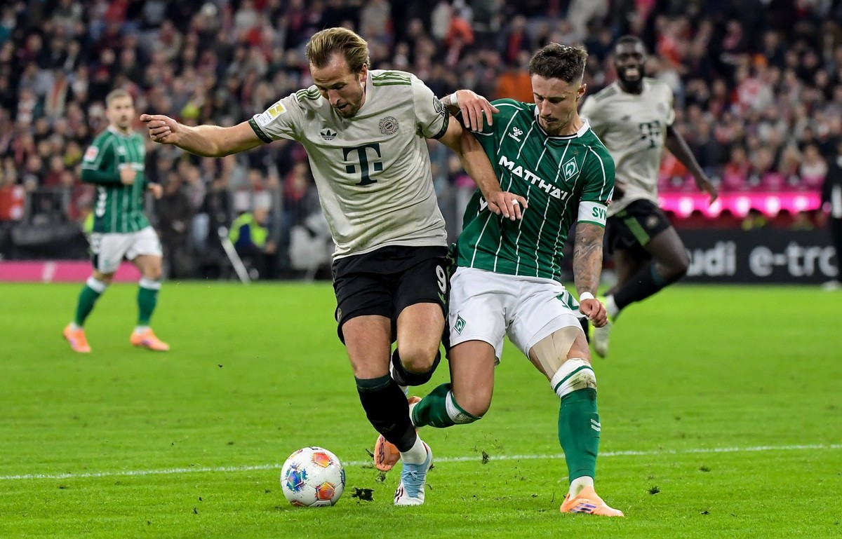 26.09.2025, xemx, Fussball 1.Bundesliga, FC Bayern Muenchen - SV Werder Bremen v.l. Harry Kane FC Bayern Muenchen, Marco Friedl SV Werder Bremen Zweikampf, Aktion, action, battle for the ball das zum  ...