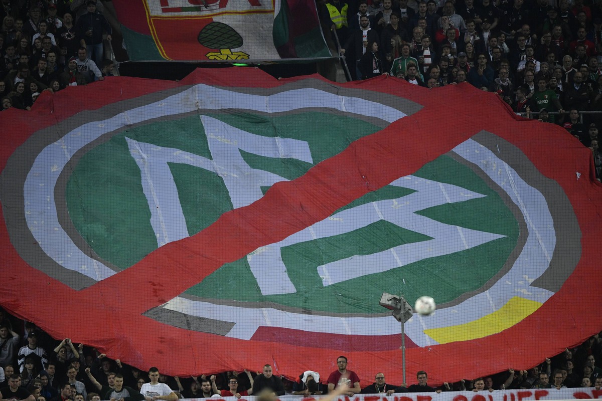 Sport Bilder des Tages Transparent Spruchband Fanaktion Banner Plakat gegen DFB DFB-Pokal Viertelfinale FC Augsburg FCA vs RB RasenBallsport Leipzig RBL 02.04.2019 DFB REGULATIONS PROHIBIT ANY USE OF ...