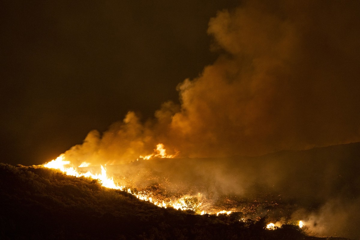 dpatopbilder - 25.07.2023, Griechenland, Vati: Nahe der Ortschaft Vati im S�den der Insel Rhodos steht ein Wald in Flammen. Einsatzkr�fte im Dauereinsatz, evakuierte Touristen und abgesagte Fl�ge auf  ...