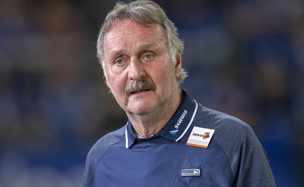 ARCHIV - 05.08.2023, Nordrhein-Westfalen, Gelsenkirchen: Fußball: 2. Bundesliga, FC Schalke 04 - 1. FC Kaiserslautern, 2. Spieltag, Veltins Arena: Der ehemalige Bundesligatrainer Peter Neururer betrit ...