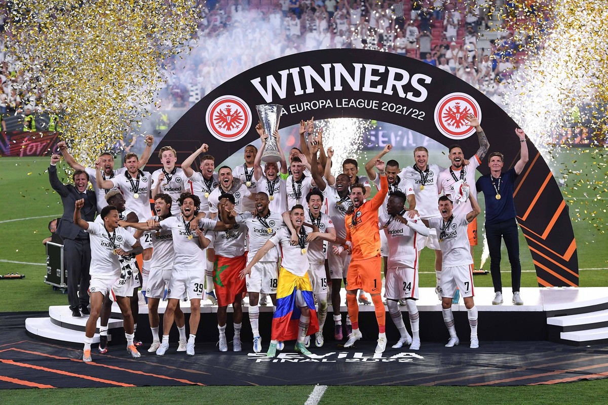 Fußball Europa League Finale Eintracht Frankfurt - Glasgow Rangers am 18.05.2022 im Estadio Ramon Sanchez-Pizjuan in Sevilla Siegerehrung / Pokalübergabe Eintracht Frankfurt gewinnt die UEFA Europa Le ...