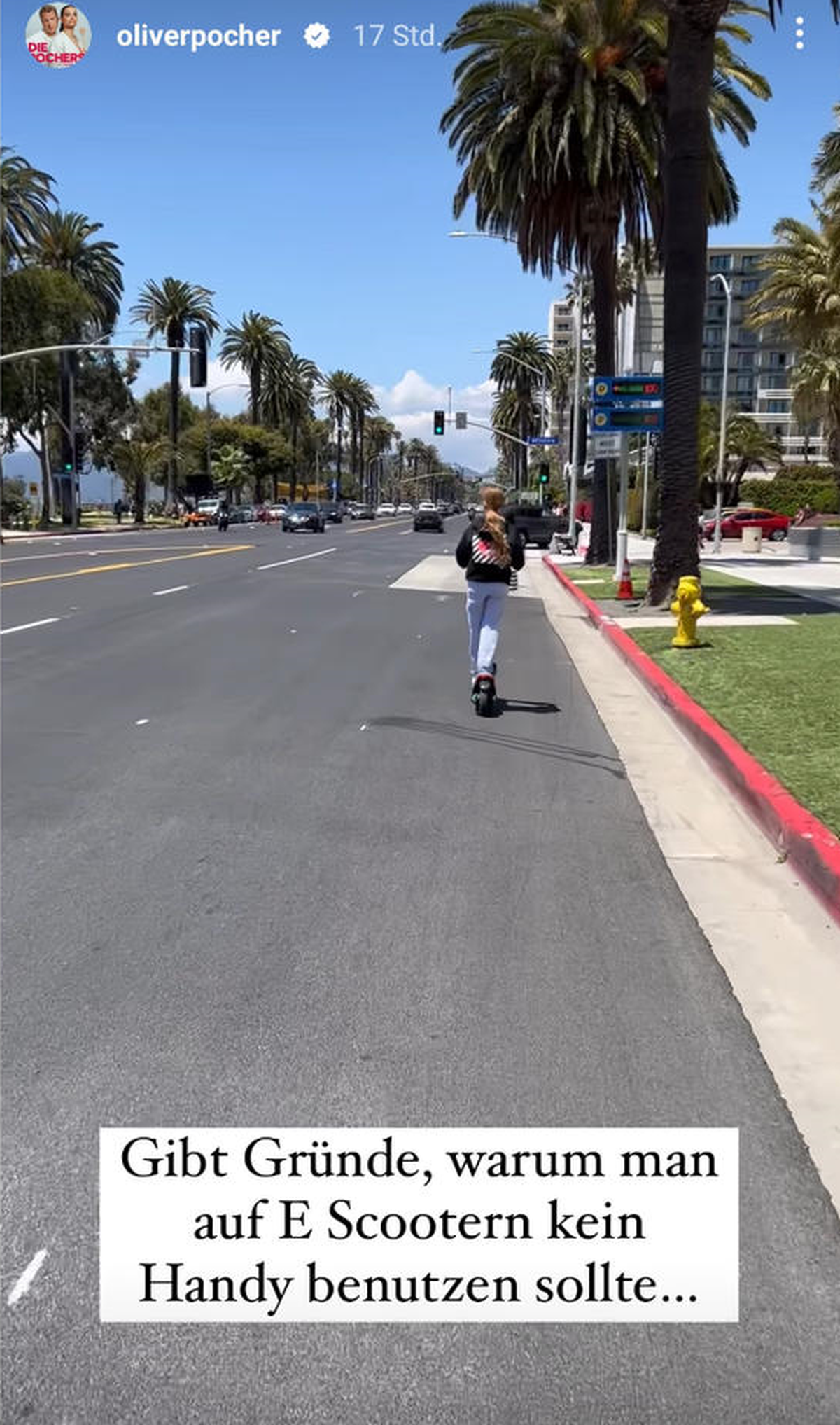 Pocher fotografierte seine Tochter auf dem E-Scooter.