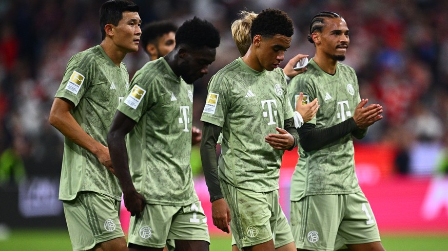 15.09.2023, Bayern, München: Fußball: Bundesliga, Bayern München - Bayer Leverkusen, 4. Spieltag, Allianz Arena. Münchens Min-Jae Kim(l-r), Münchens Alphonso Davies, Münchens Jamal Musiala und München ...