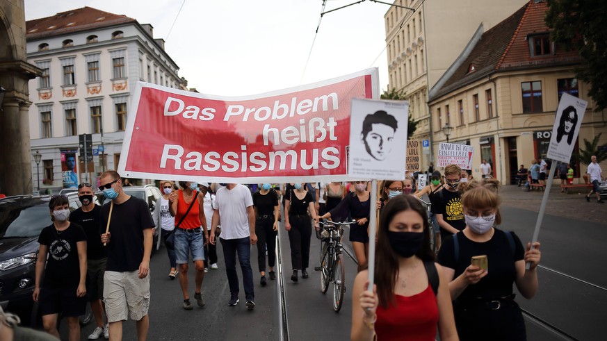 Menschen demonstrieren gegen Rassismus während einer Demonstration zum Gedenken an die Opfer des Anschlags von Hanau vor sechs Monaten, Potsdam, 22. August 2020. Demo gegen Rassismus in Potsdam *** Pe ...