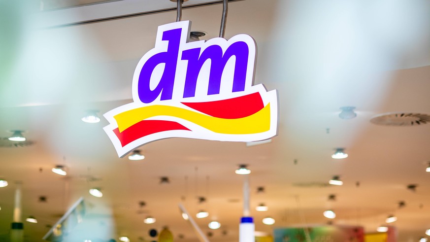 DM-Drogerie Markt DM-Drogerie Markt - Ein deutscher Drogeriekonzern Symbolfoto, Logo, Symbolbild, Symbolmarke, Markenname, Signe Rathaus Center Dessau am 17. March 2020 in Dessau-Rosslau, Sachsen Anha ...