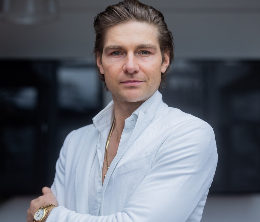 PRODUKTION - 07.03.2023, Nordrhein-Westfalen, Sankt Augustin: Jeremy Fragrance, Unternehmer, Webvideoproduzent und Influencer, steht in seinem Büro. (zu dpa: «Zu Besuch bei Jeremy Fragrance: «Geile Di ...