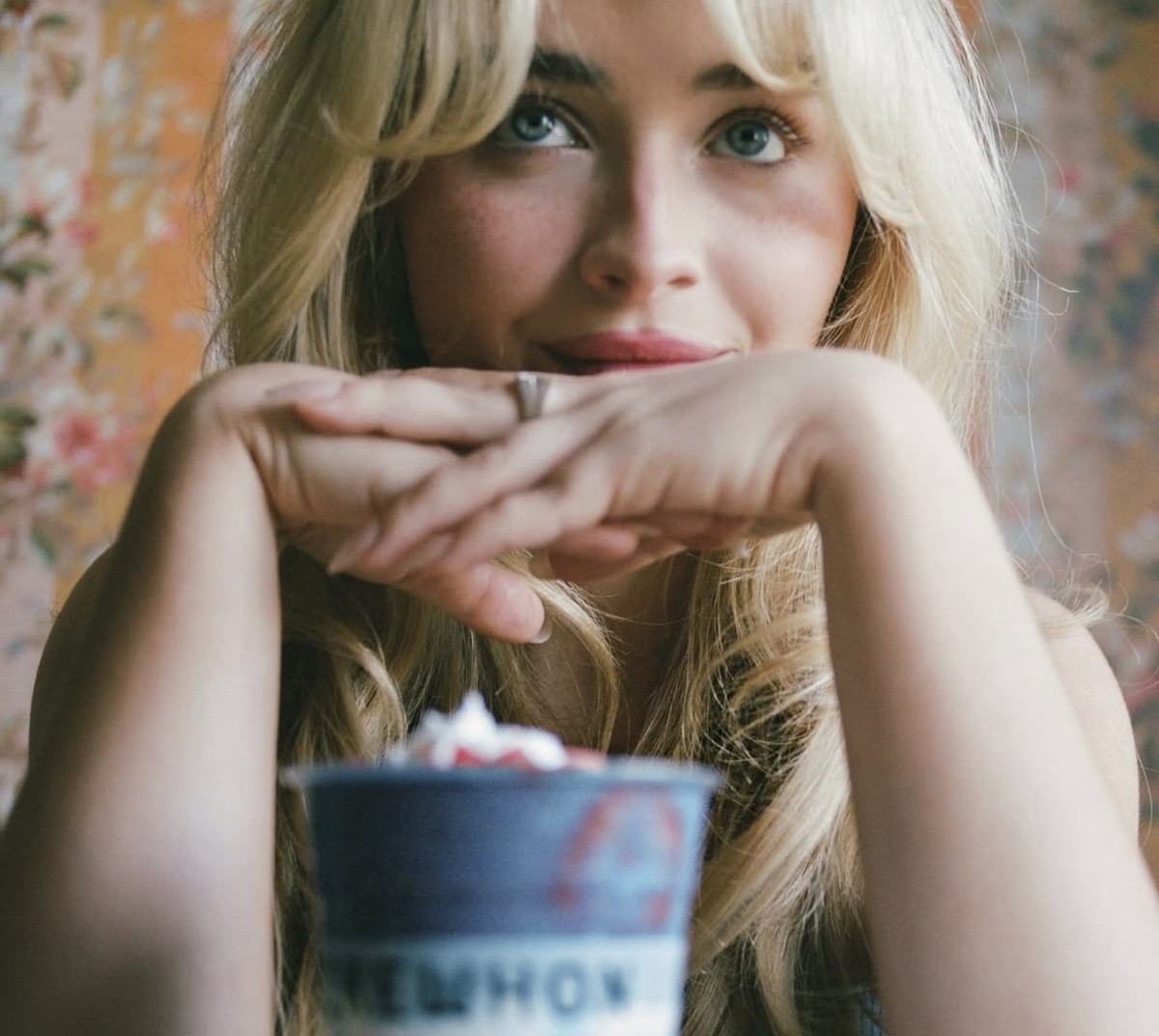 Sabrina Carpenter mit ihrem Smoothie von Luxus-Supermarkt Erewhon.