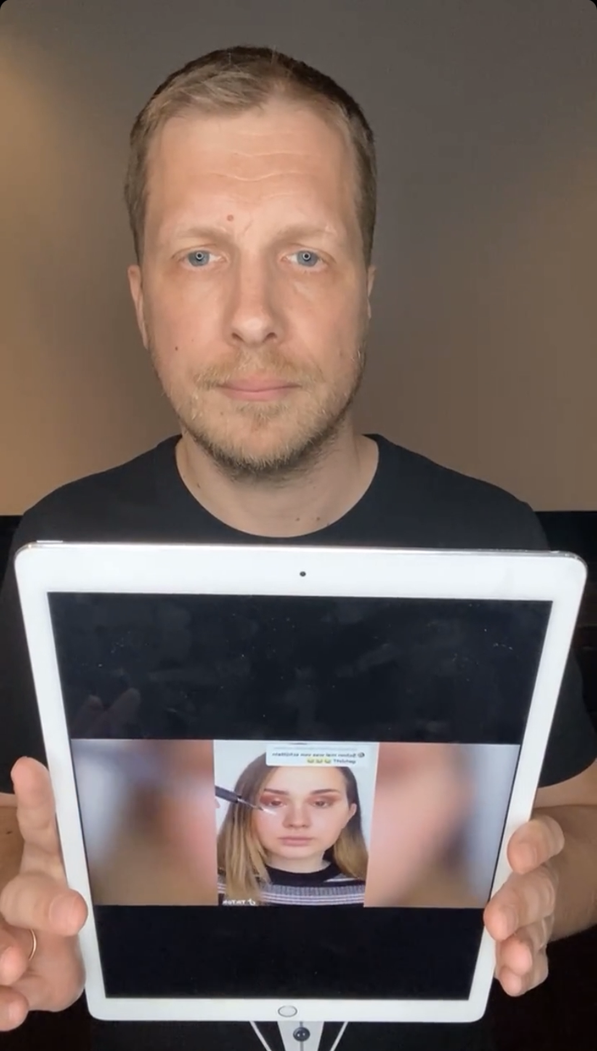 Oliver Pocher spielte das Video der Tiktokerin in seiner Bildschirmkontrolle ab.