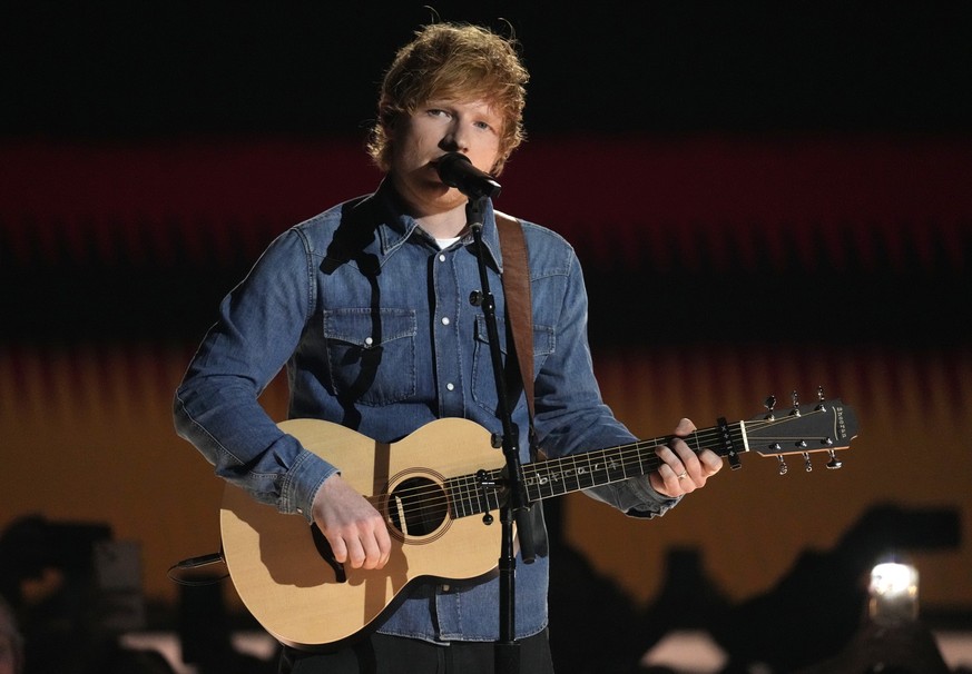 12.05.2023, USA, Frisco: Ed Sheeran, britischer Sänger, singt &quot;Life Goes On&quot; bei den 58. jährlichen Academy of Country Music Awards. (zu dpa &quot;Charts: Viertes Nummer-eins-Album für Ed Sh ...