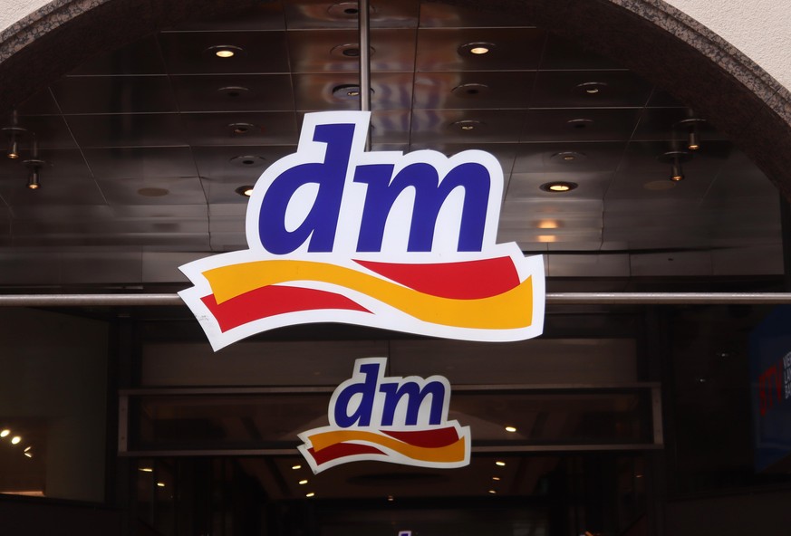 München, Bayern, Deutschland 13. Juni 2022: Landeshauptstadt München. Hier ein Symbolbild der Firma dm, Logo
