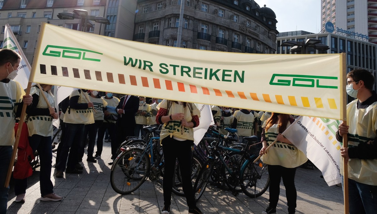 02.09.2021, Sachsen, Leipzig: Teilnehmer einer Kundgebung der Gewerkschaft der Lokführer (GDL) stehen mit einem Transparent vor dem Hauptbahnhof. Auf Grund eines Streiks der GDL fallen Züge aus. Die G ...