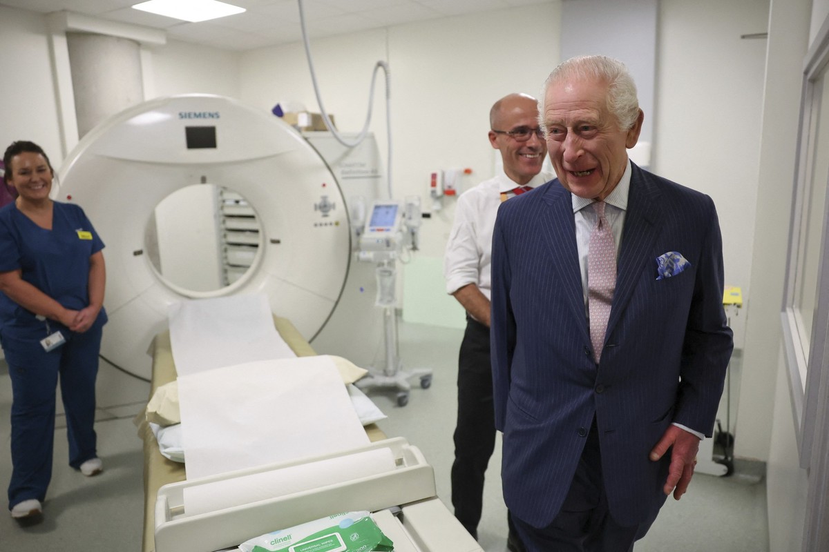 30.04.2024, Großbritannien, London: König Charles III. von Großbritannien und Charlie Swanton, Chefarzt von Cancer Research UK, stehen neben einem Computertomographen während eines Besuchs im Macmilla ...