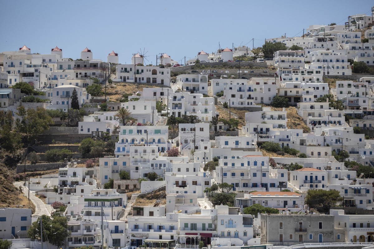 ARCHIV - 02.06.2021, Griechenland, Astypalea: Blick auf die weißen Häuser an einem Hang der Insel Astypalea. Das Interesse der Bundesbürger an Immobilien in Griechenland nimmt derzeit stark zu. (zu dp ...