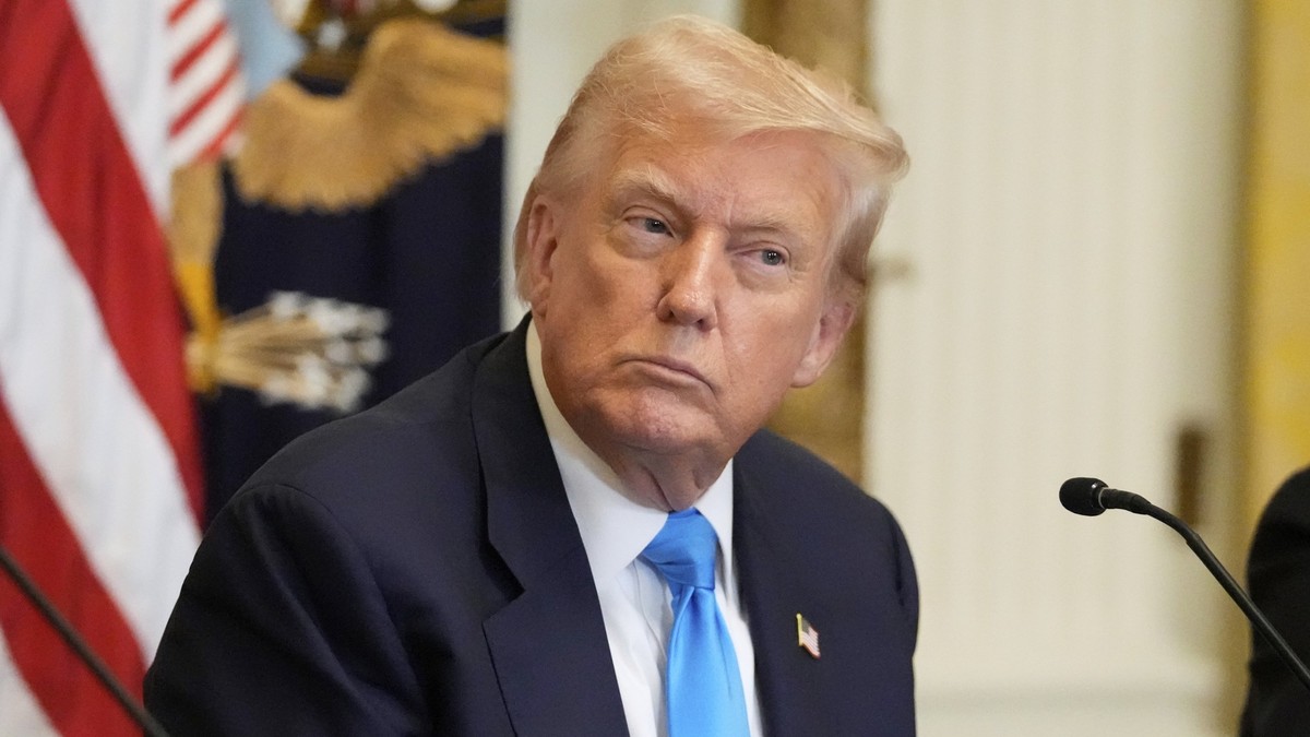 30.07.2025, USA, Washington: US-Präsident Donald Trump hört bei einer Veranstaltung zur Förderung seines Vorschlags, den Zugang der Amerikaner zu ihren Krankenakten zu verbessern, im East Room des Wei ...