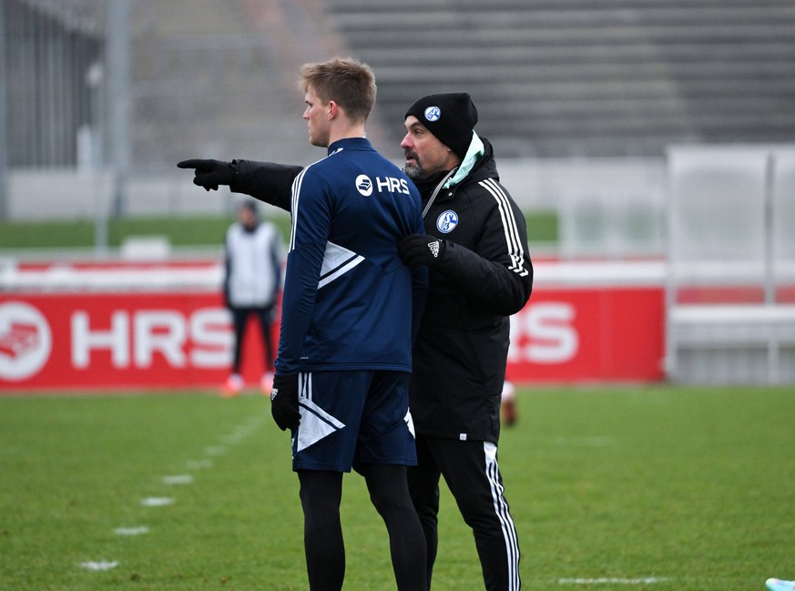 Thomas Reis Cheftrainer FC Schalke 04, re., mit Marius B