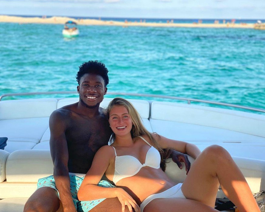 Jordyn Huitema mit ihrem Freund Alphonso Davies auf Ibiza