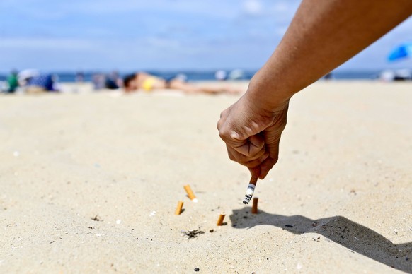 An Stränden sind häufig ausgedrückte Zigaretten zu finden.