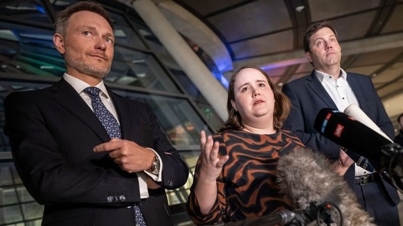 dpatopbilder - 28.03.2023, Berlin: Die Parteichefs der Koalitionsparteien Lars Klingbeil (SPD, r-l) Ricarda Lang (Grüne) und Christian Lindner (FDP) sprechen im Bundestag nach dem Koalitionsausschuss. ...