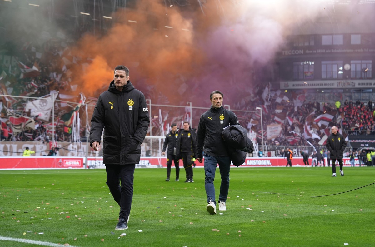 01.03.2025, Hamburg: Fu�ball: Bundesliga, 24. Spieltag, FC St. Pauli - Borussia Dortmund, im Millerntor-Stadion. Dortmunds Trainer Niko Kovac (r) und Dortmunds Sportdirektor Sebastian Kehl (l) kommen  ...