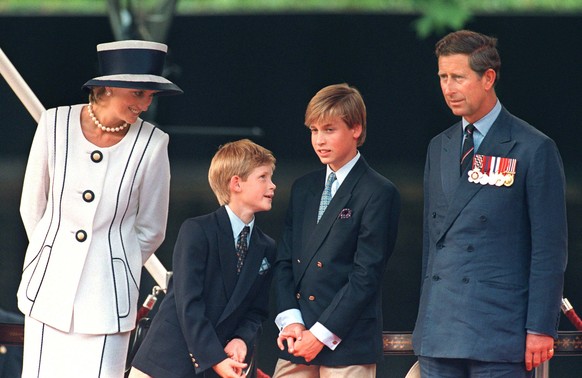 ARCHIV - 19.08.1995, Großbritannien, London: Prinzessin Diana (l.r.), ihre Kinder Prinz Harry und Prinz William und ihr damaliger Ehemann Prinz Charles von Großbritannien bei einem Gedenkgottesdienst in London ...
