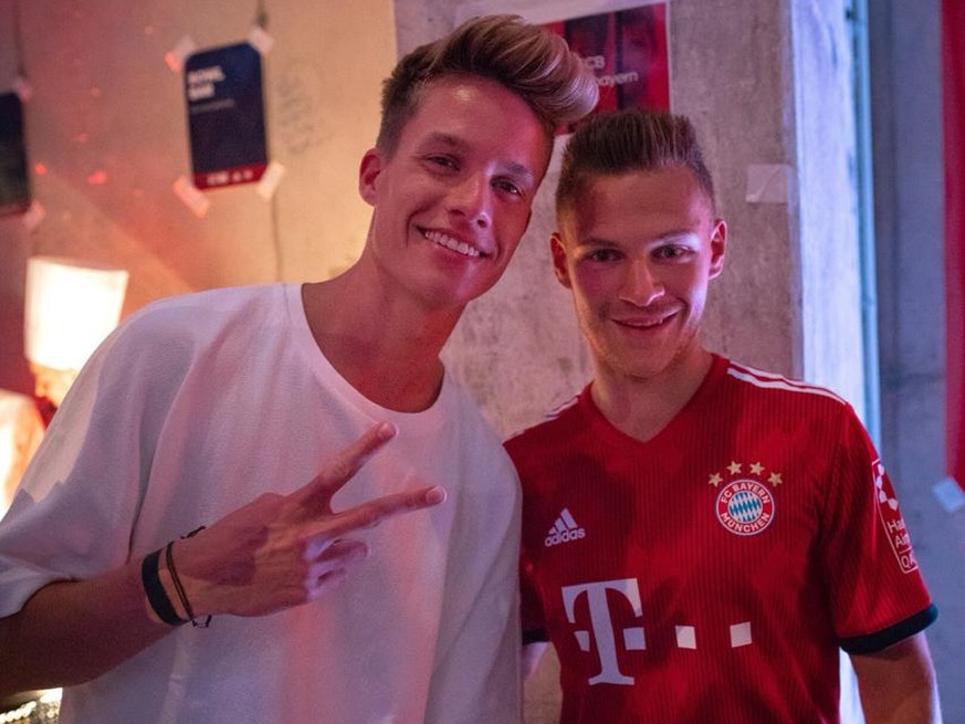 Luca mit Bayern-Star Joshua Kimmich