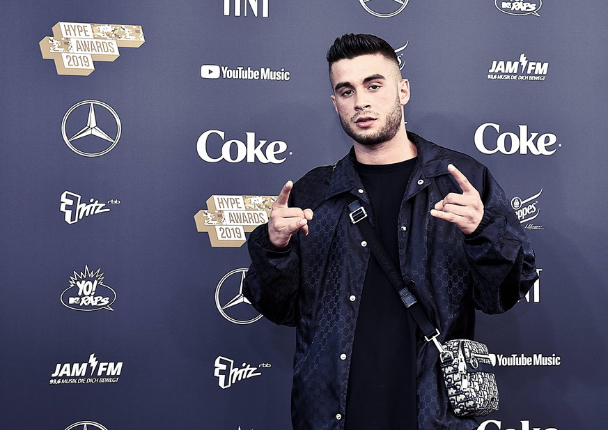 10.07.2019, xlakx, Musik , HYPE AWARDS 2019 emspor, v.l.Jamule(Jamal Manuel Issa Serrano) auf den Orientteppich bei den Hype Awards Berlin *** 10 07 2019, xlakx, music , HYPE AWARDS 2019 emspor, v l J ...