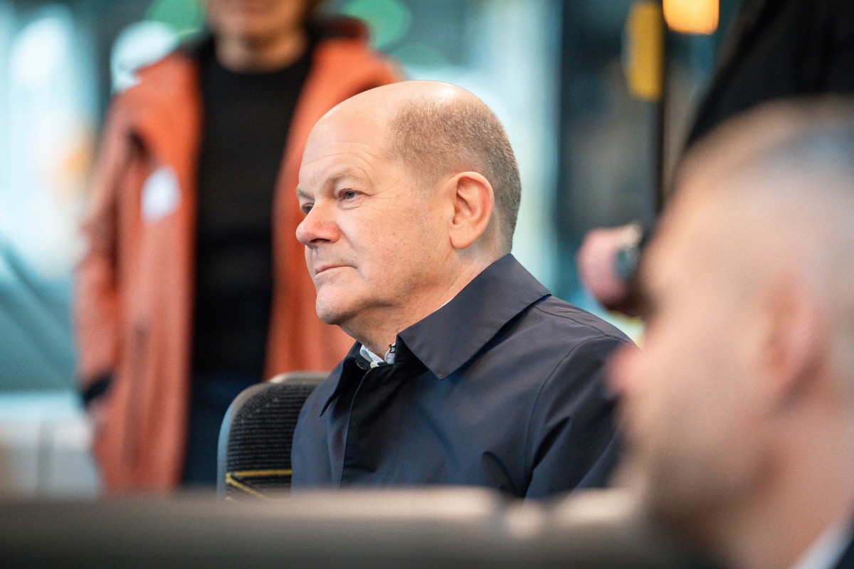 Bundeskanzler besucht Dresdner Demokratie-Projekt bei der DVB Bundeskanzler Olaf Scholz SPD bei der Gespraechsrunden mit bis zu drei Fahrgaesten bei seinem Besuch des Dresdner Demokratie-Projekt metro ...