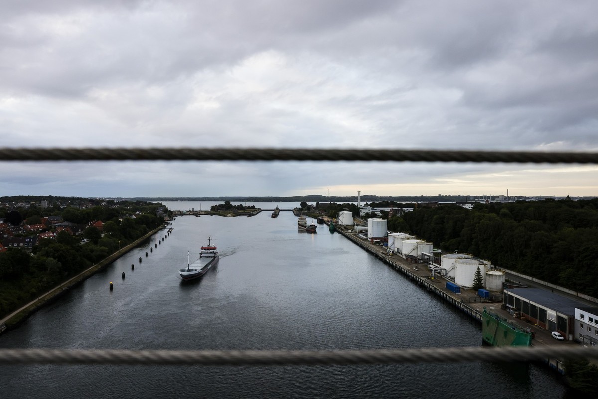 ARCHIV - 27.07.2022, Schleswig-Holstein, Kiel: Dunkle Wolken ziehen bei Sonnenaufgang �ber den Nord-Ostsee-Kanal in Kiel. Ein Schiff ist am 24.05.2024 in die s�dliche B�schung gefahren. (zu dpa: �Frac ...