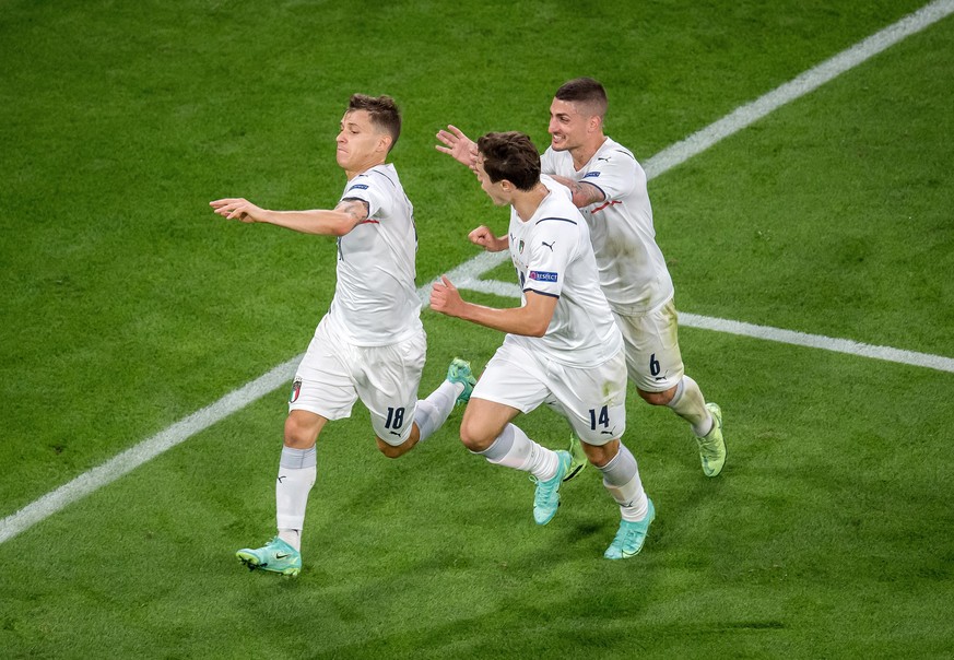 Nicolo Barella (Italien) jubelt nach seinem Treffer zum 1:0 mit seinen Mitspielern. GES/ Fussball/ UEFA Euro 2020: Viertelfinale: Spiel 46: Belgien - Italien, 02.07.2021 Football / Soccer: UEFA Euro 2 ...