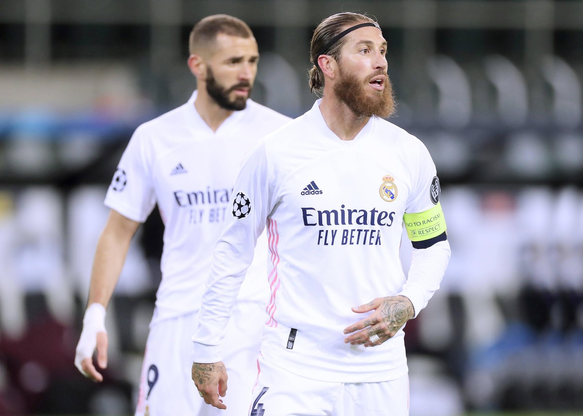 RAMOS Sergio Kapitaen Team Real Madrid mit BENZEMA Karim UEFA Champions League Saison 2020-2021 Spiel Borussia Moenchengladbach - Real Madrid 2 : 2 am 27. 10. 2020 in Moenchengladbach DFL REGULATIONS  ...