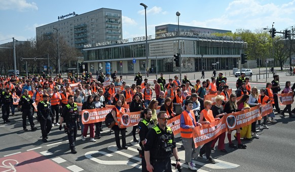 21.04.2023, Berlin: Die Gruppe Letzte Generation protestiert mit einer Demonstration in Berlin-Friedrichshain für schnelleren Klimaschutz. Die Aktivisten protestieren regelmäßig etwa mit Straßenblocka ...