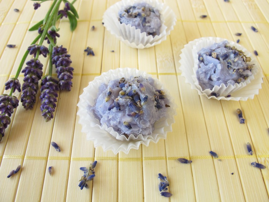Handmade soap pralines with lavender - Handgemachte Seifenpralinen mit Lavendel